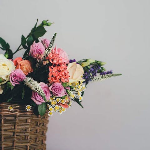 Flower Bouquet Delivery with Floraqueen: Bringing Nature’s Delight to Your Doorstep