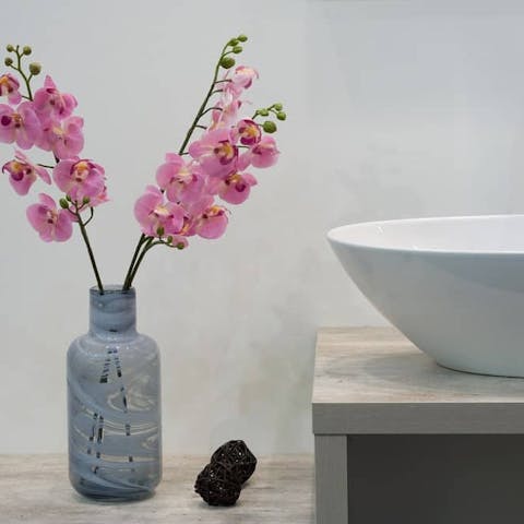 You shouldn’t keep plants in your bedroom?