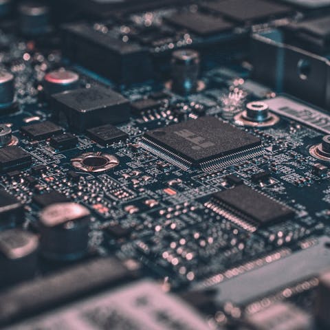 10 Gifts Worth Buying for a Technology Lover