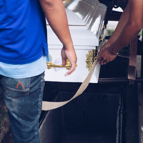 Funeral Etiquette: A Simple Guide on What to Do and What to Say