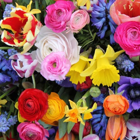 Five Spectacular Spring Flower Arrangements To Welcome the Season
