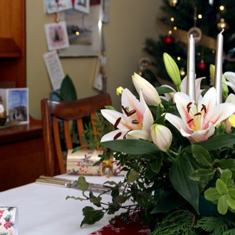 Decorate Your Dinner Table with Christmas Flowers