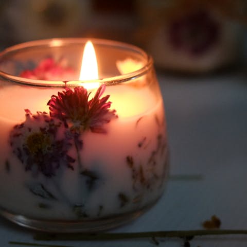 How to Make Beautiful DIY Dried Flower Candles